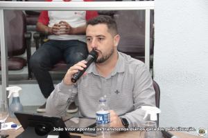 Estacionamento nos dois lados dificulta trânsito na Rua José Inácio da Silveira