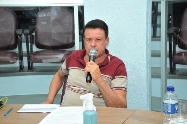 Vereador questiona publicamente o prefeito sobre obras na Gerais