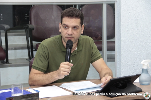 Supermercados invadem espaço público e prejudicam veículos e pedestres