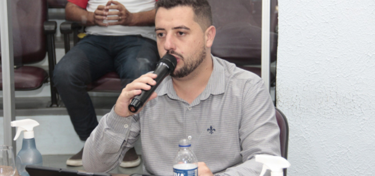 Estacionamento nos dois lados dificulta trânsito na Rua José Inácio da Silveira