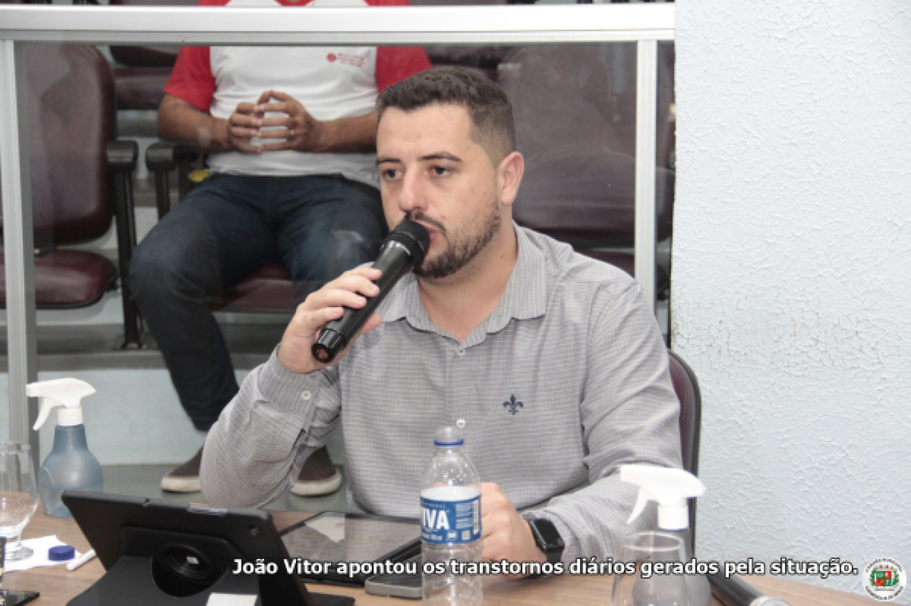 Estacionamento nos dois lados dificulta trânsito na Rua José Inácio da Silveira