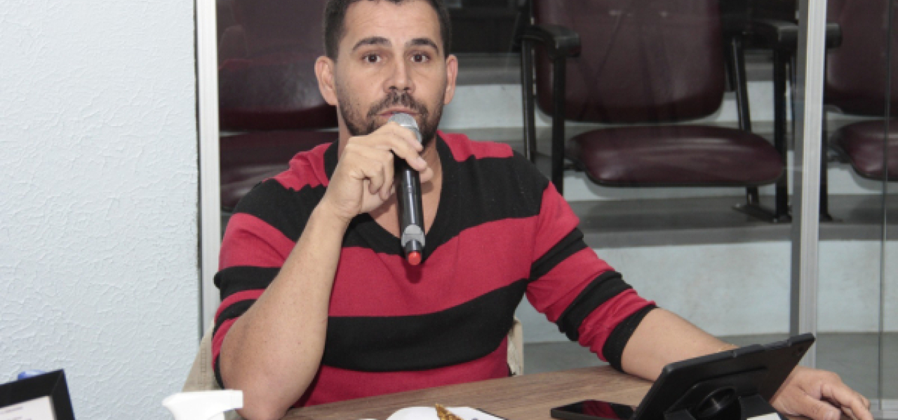 Mato nas margens de ruas e córregos aumenta riscos à saúde da população